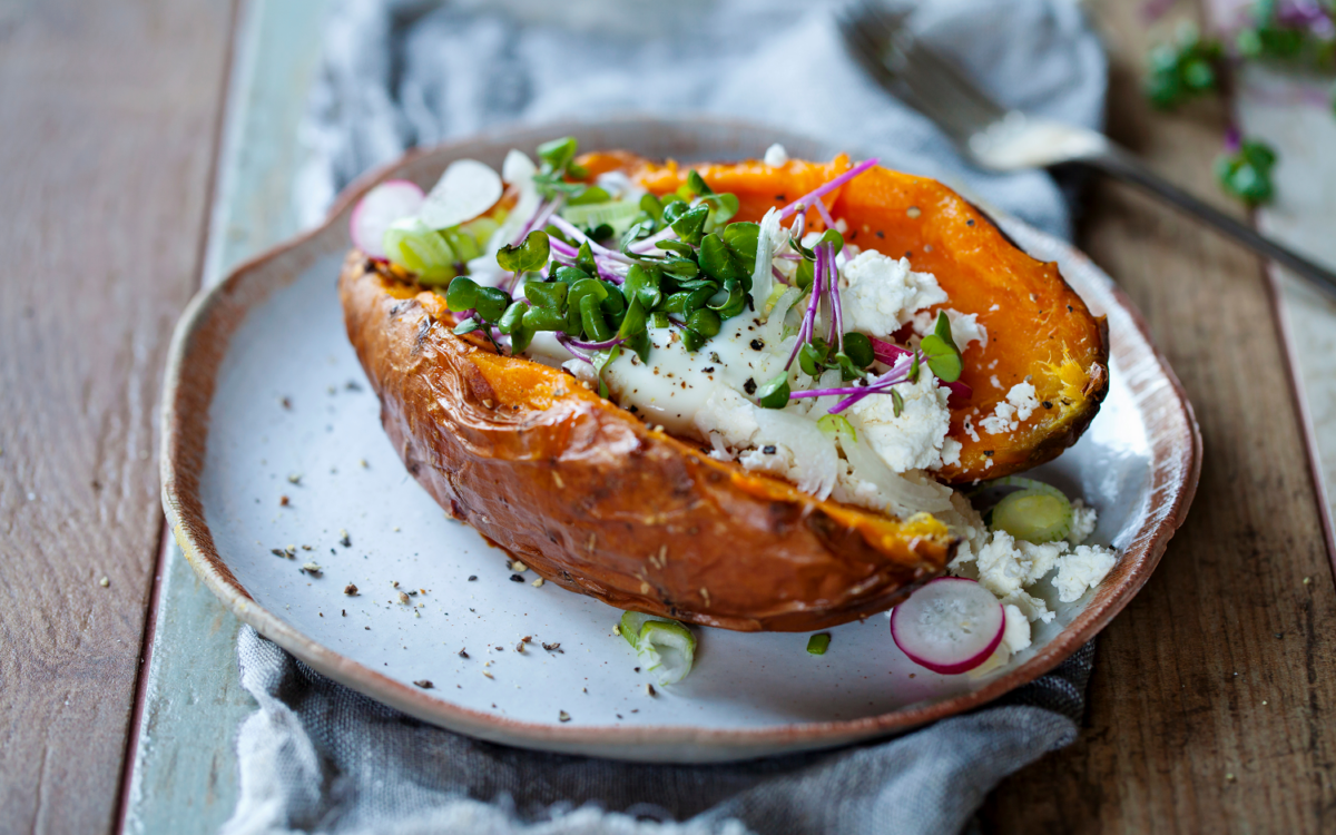 vegetarisches Gericht mit Süsskartoffel, Avocado und Feta