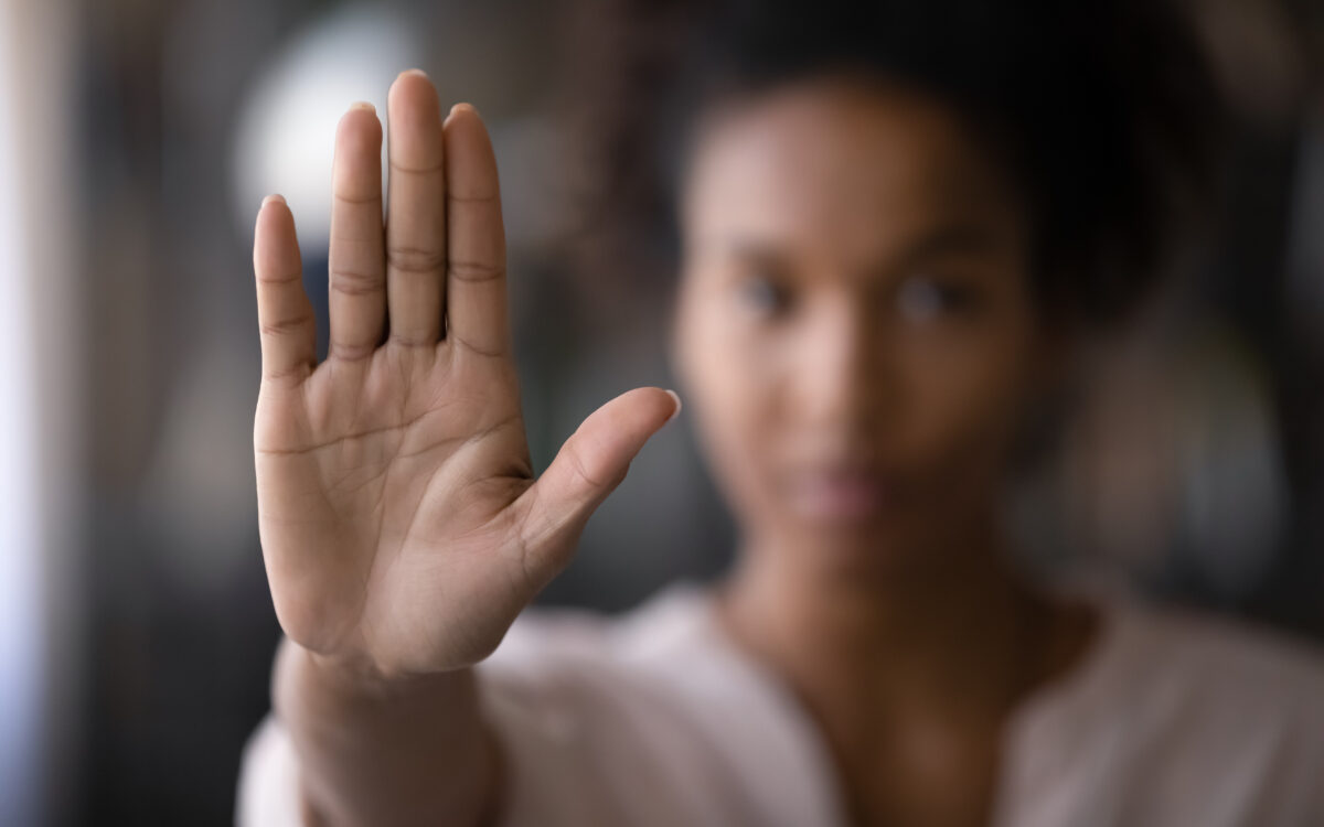 Sexuelle Belästigung, Frau zeigt Hand, Stopp