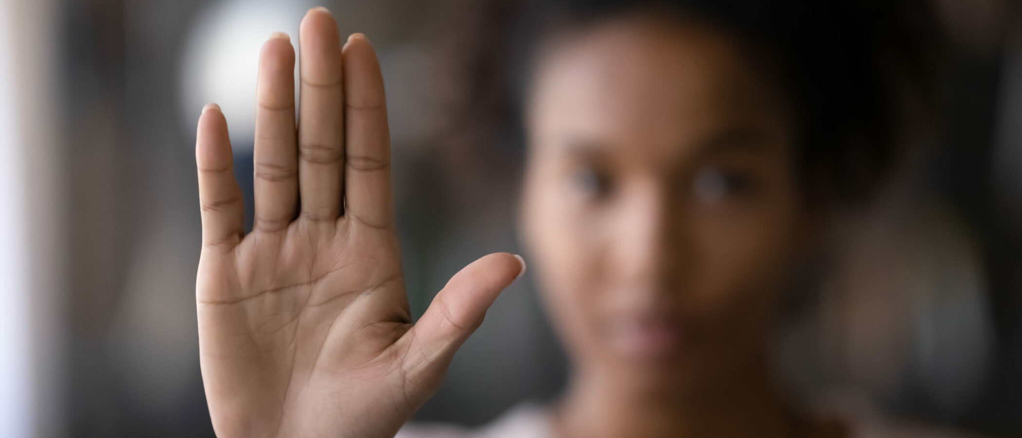 Sexuelle Belästigung, Frau zeigt Hand, Stopp