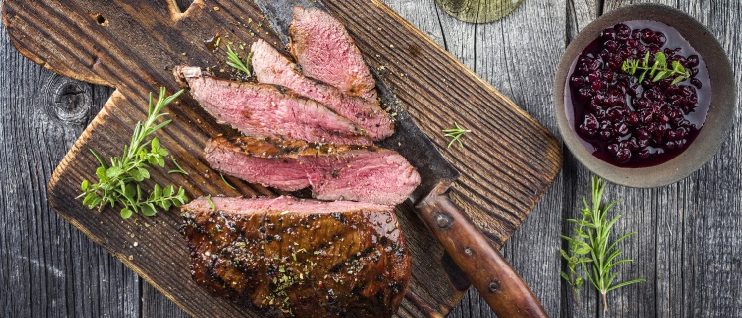 Wildsteak aufgeschnitten mit Preiselbeersauce